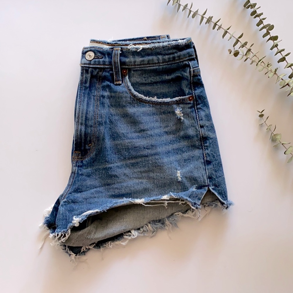 Abercrombie high rise curve love mom short